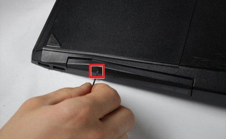 Sử dụng kẹp giấy để mở ổ đĩa khẩn cấp trên MacBook