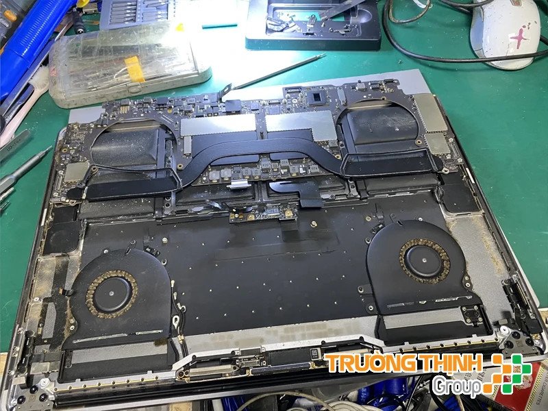 Tháo nắp lưng, bo mạch và quạt tản nhiệt để thay bàn phím MacBook