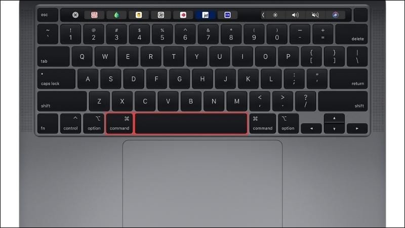 Thao tác nhấn tổ hợp phím Command và Space để mở Spotlight, chuẩn bị cho việc kết nối chuột Bluetooth với MacBook