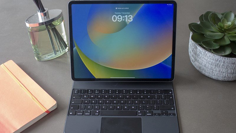 Thiết kế kim loại nguyên khối của iPad Pro, thể hiện sự sang trọng và bền bỉ