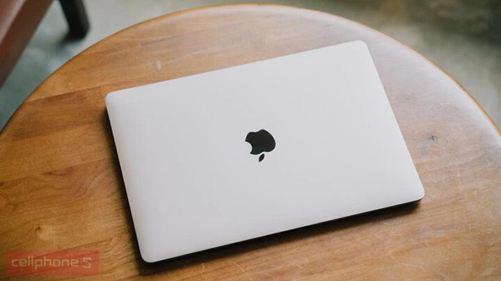 Thiết kế mỏng nhẹ của máy tính MacBook Air M1 màu vàng gold
