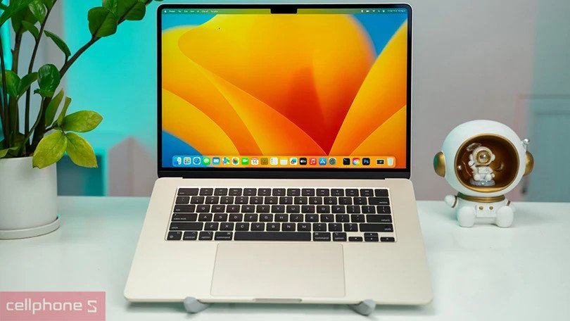 Thiết kế nhôm nguyên khối của máy tính xách tay MacBook Air mỏng nhẹ ấn tượng.