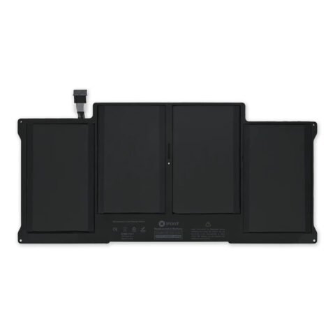 Thợ kỹ thuật đang thay pin Macbook