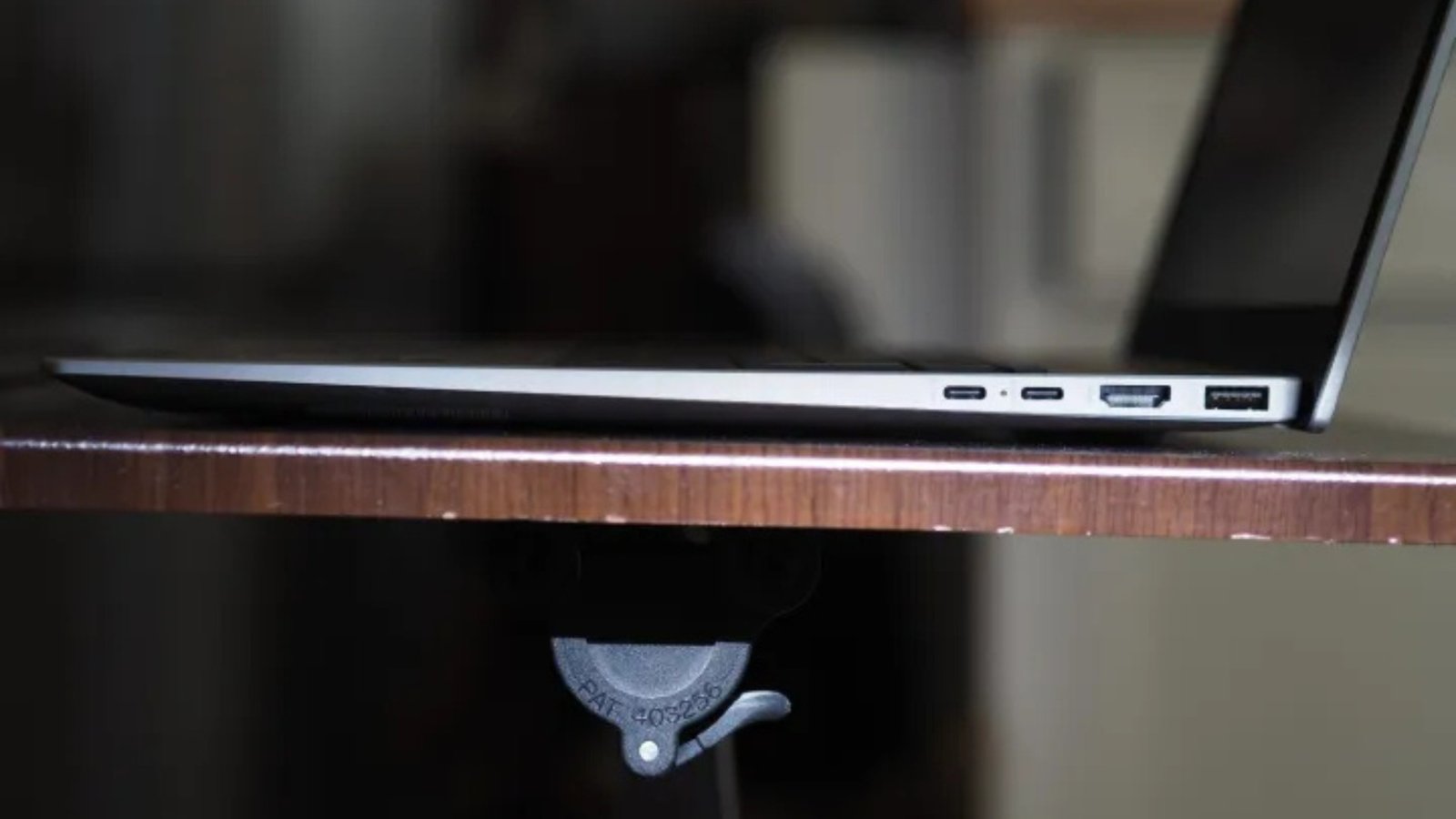 Thông số pin của laptop HP Pavilion 16 trên màn hình, một yếu tố quan trọng khi xem xét thời lượng sử dụng của MacBook giá sỉ.