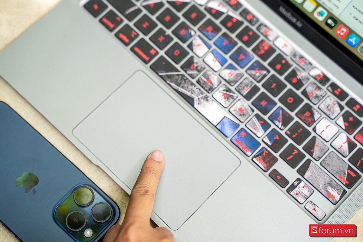 Trackpad Force Touch lớn và nhạy của MacBook Air M1