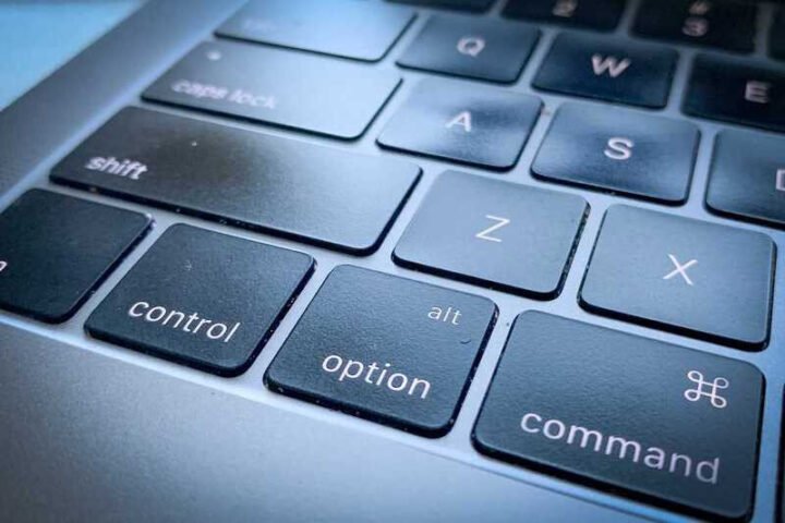 Xác định phím Alt trong MacBook qua biểu tượng Option trên bàn phím