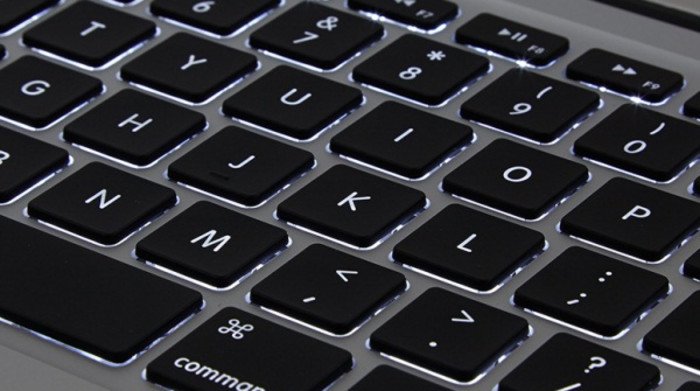 Bàn phím Magic Keyboard có đèn nền trên MacBook Air 2020 màu hồng, hỗ trợ làm việc hiệu quả