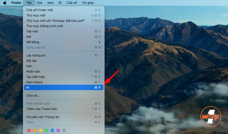 Chọn chức năng In từ menu thả xuống trên MacBook