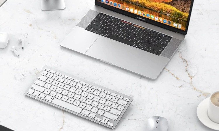 Hình ảnh minh họa một chiếc bàn phím cơ kích thước đầy đủ kết nối với MacBook