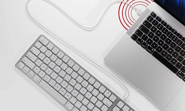 Minh họa kết nối bàn phím có dây với MacBook qua cổng USB